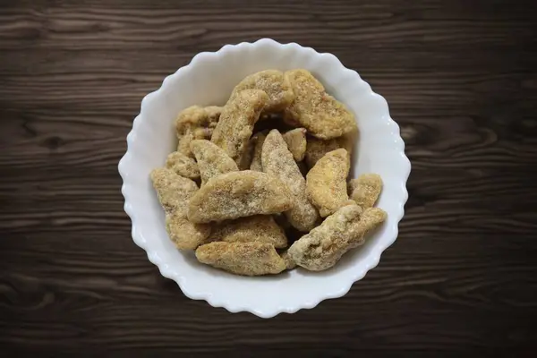 Bu muz cipslerdeki su miktarını azaltmak için bir süre depolanır. Muz daha sonra muzdan ekstra yağ çıkarmak için filtre tavasında tutulmadan önce temiz ve düzgün bir yüzey üzerinde pişirilir..