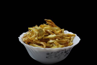 Jackfruit cipsi Kerala 'da kızartılmış en popüler aperatiftir. Chakka Chips olarak bilinen alolar iyi bir potasyum kaynağıdır. Bu da kan basıncını düşürür ve kalp hastalığı riskini önler..