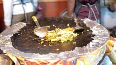 Vejetaryen usulü vejetaryen karışık vejetaryen vejetaryen kızartması yapan Hint usulü bir Hint festivali sırasında sebze kızartması pişirilip tavada kızartılıyor.