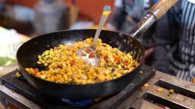 Hint festivalinde tavada kızartılan taze mısır salatası. Mısır salatası sosu.