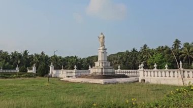 Ella, Eski Goa, Panaji 'de bulunan yemyeşil İsa heykeli ile çevrili çimenli, açık bir alanda bir heykel, Hindistan' daki Goa Kiliseleri ve Manastırı 'nın bir parçasıdır.