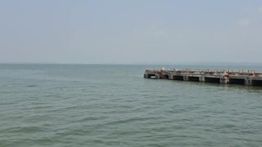 Dona Paula Pier, Dias Sahili Erişimi, Dona Paula, Panaji Suya uzanan okyanus manzarası, Goa 'nın tipik sakin sahil güzelliğini temsil ediyor..