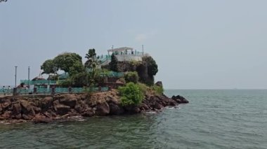 Dona Paula Plaj Köşkü Yeşillik ve tepesi Dona Paula bakış açısıyla küçük kayalık bir ada
