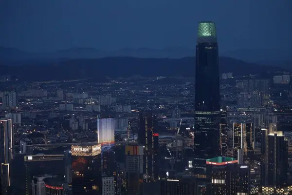 22 Haziran 2024 Kuala Lumpur Malezya. Malezya 'nın en yüksek binalarından biri olan 106 nolu aydınlatma kulesi şehrin gece manzarasına karşı duruyor. Aşağıdaki şehir ışıkları hareketli, hareketli bir şehir atmosferi yaratıyor..