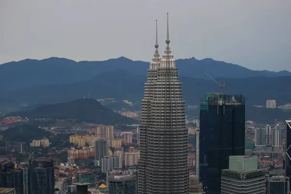 22 Haziran 2024 Kuala Lumpur Malezya Kuala Lumpur, Kuala Lumpur silueti ile çevrili Petronas Kuleleri 'nin geniş bir görüntüsü.
