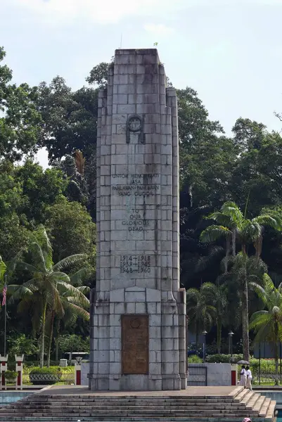 Kuala Lumpur 'daki Ulusal Anıt' taki (Tugu Negara) Cenotaph. Bu taş heykel 