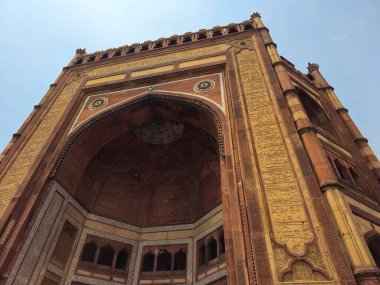 Buland Darwaza, İmparator Akbar tarafından Agra yakınlarında inşa edilmiş tarihi bir şehir olan Fatehpur Sikri 'nin büyük girişi. Mughal mimarisi ve yazıtlarının bulunduğu yüksek kırmızı kumdan bir geçit..