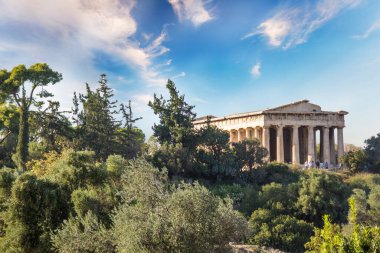 Athena Archegetis 'teki Hephaestus Tapınağı Roma Agora' nın batı tarafında yer almaktadır.