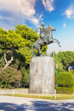 Ulusal Bahçelerde Yunan devrimci kahramanı Georgios Karaiskakis 'in heykeli