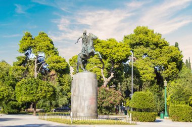 Ulusal Bahçelerde Yunan devrimci kahramanı Georgios Karaiskakis 'in heykeli