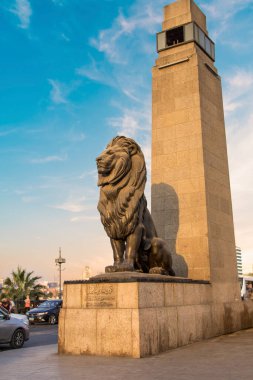 Aslanın devasa heykeli Kahire şehir merkezini Kahire, Mısır 'daki Gezira Adası' na bağlayan Qasr El Nil köprüsünü süsler.