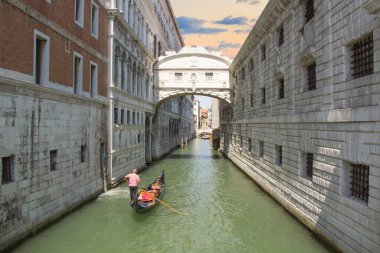 Venedik, İtalya 'daki Venedik kanallarının güzel manzarası