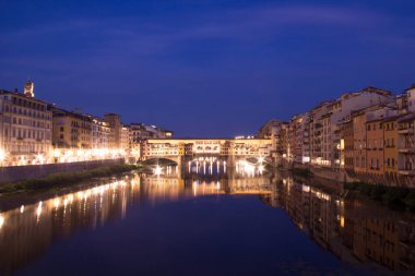 İtalya, Floransa 'daki Arno Nehri üzerindeki Ponte Vecchio köprüsünün güzel manzarası.