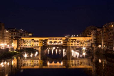 İtalya, Floransa 'daki Arno Nehri üzerindeki Ponte Vecchio köprüsünün güzel manzarası.