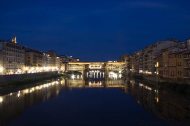 İtalya, Floransa 'daki Arno Nehri üzerindeki Ponte Vecchio köprüsünün güzel manzarası.