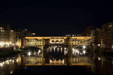İtalya, Floransa 'daki Arno Nehri üzerindeki Ponte Vecchio köprüsünün güzel manzarası.