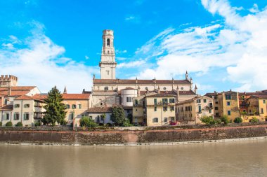 İtalya 'nın Verona kentindeki Adige nehrinin güzel manzarası