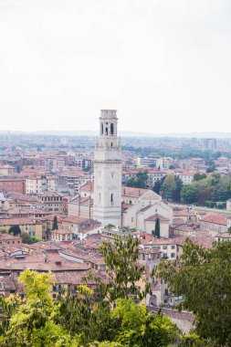 Güzel manzara, Verona ve Lamberti kule üzerinde Verona, İtalya Adige Nehri Panoraması