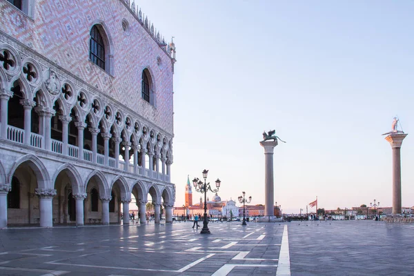 イタリアのヴェネツィアにあるサン マルコ広場のドージェ宮殿と聖マルコ広場の列の美しい景色 — ストック写真