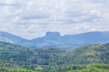 Yağmur ormanları, Sri Lanka arasında ünlü Sigiriya dağ (aslan dağ) güzel görünümü
