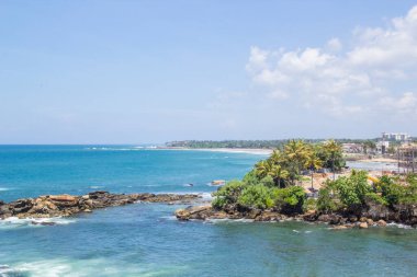 Güneşli bir günde güzel manzara Sri Lanka tropikal plaj