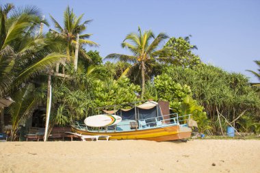 Parlak güneşli bir günde tropikal plaj Bentota, Sri Lanka, gemilerde