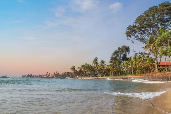 Jasne Łodzie Tropikalnej Plaży Bentota Sri Lanki Słoneczny Dzień — Zdjęcie stockowe