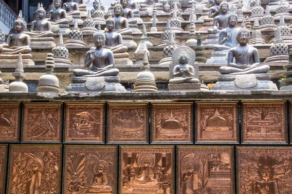 Красивый Вид Статуи Будды Gangaramaya Храм Коломбо Шри Ланка — стоковое фото