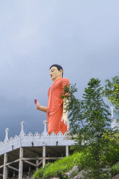 Het Standbeeld Van Een Boeddhistische Monnik Oranje Tinten Een Boeddhistische — Stockfoto