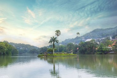 Kandy, Sri Lanka 'daki Kandy gölünün güzel manzarası