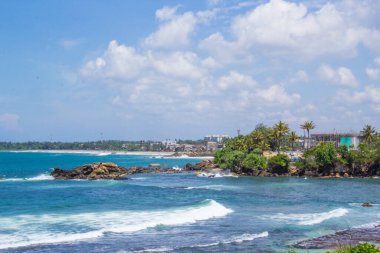 Güneşli bir günde güzel manzara Sri Lanka tropikal plaj