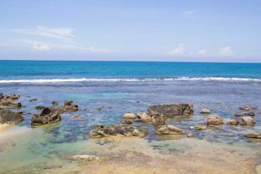 Parlak güneşli bir günde tropikal plaj Bentota, Sri Lanka, gemilerde