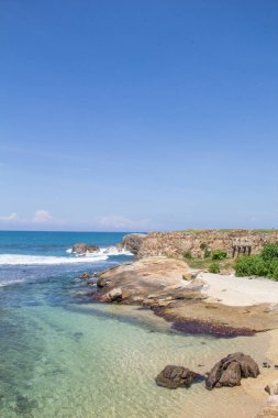 Parlak güneşli bir günde tropikal plaj Bentota, Sri Lanka, gemilerde