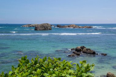 Parlak güneşli bir günde tropikal plaj Bentota, Sri Lanka, gemilerde