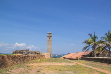 Güneşli bir günde Fort Galle, Sri Lanka 'daki ünlü kulenin güzel manzarası.