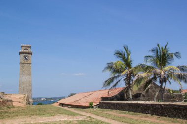 Güneşli bir günde Fort Galle, Sri Lanka 'daki ünlü kulenin güzel manzarası.