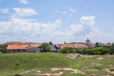 Güneşli bir günde Fort Galle, Sri Lanka 'daki ünlü binaların güzel manzarası.