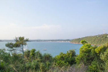 Güneşli bir günde güzel manzara Sri Lanka tropikal plaj