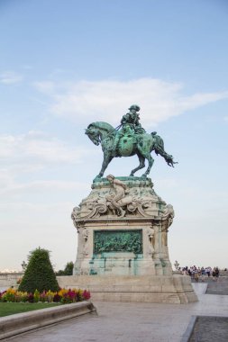 Macaristan, Budapeşte 'de heykellerle dolu fıskiyenin güzel manzarası
