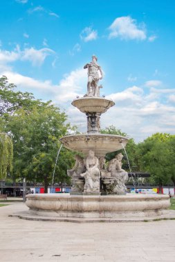 Macaristan, Budapeşte 'de heykellerle dolu fıskiyenin güzel manzarası