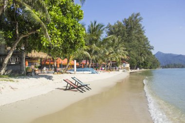 Güneşli bir günde Tayland sahilinin güzel manzarası