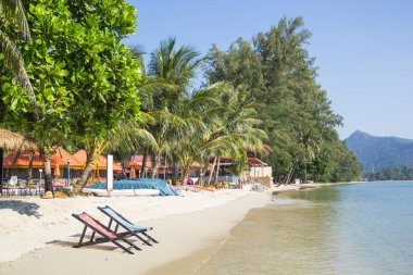 Güneşli bir günde Tayland sahilinin güzel manzarası
