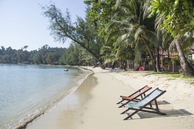 Güneşli bir günde Tayland sahilinin güzel manzarası
