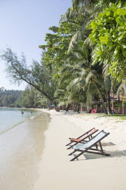 Güneşli bir günde Tayland sahilinin güzel manzarası