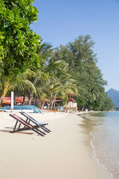 Güneşli bir günde Tayland sahilinin güzel manzarası