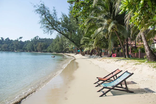Güneşli bir günde Tayland sahilinin güzel manzarası