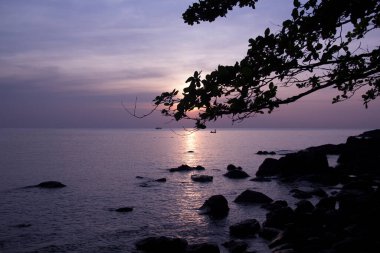 Güneşli bir günde Tayland sahilinin güzel manzarası