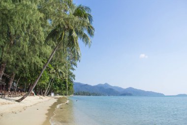 Güneşli bir günde Tayland sahilinin güzel manzarası
