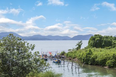 Güneşli bir günde Tayland sahilinin güzel manzarası