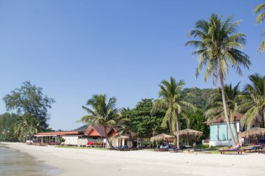 Güneşli bir günde Tayland sahilinin güzel manzarası